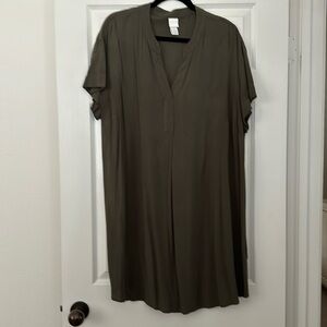Lightweight tunic style v-neck dress